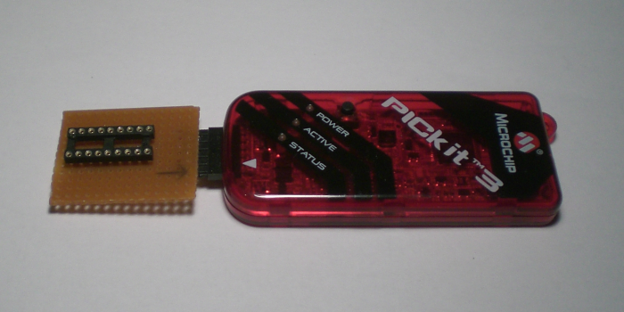 Ein aufgebauter ICSP-Adapter für 18-polige PIC-Controller mit dem PICkit3 verbunden