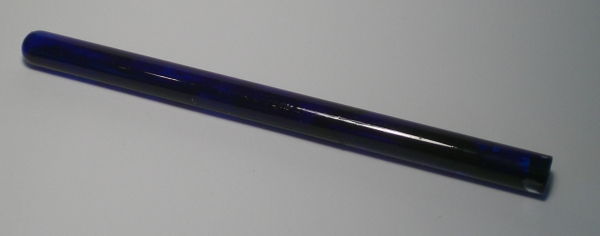 Die blau gefärbte Glasphiole