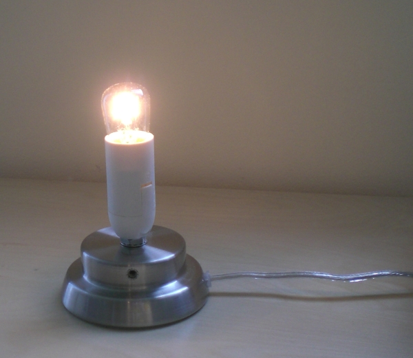 Das Gehäuse der Nachttisch-Lampe