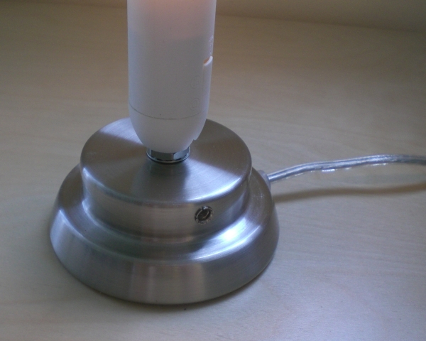 Das Gehäuse der Nachttisch-Lampe