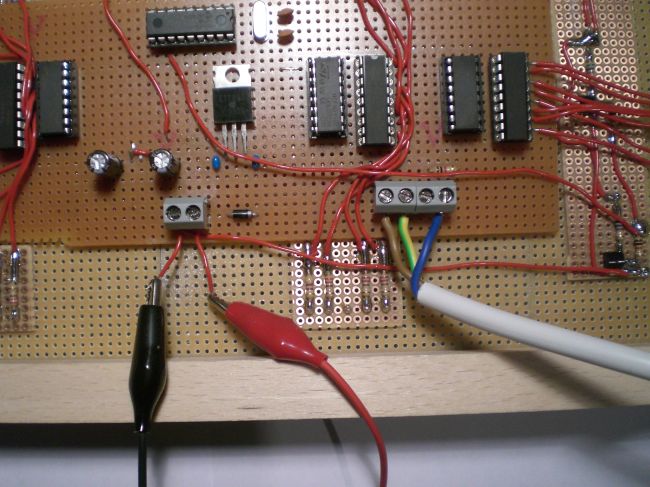 Die Anschlüsse an der Steuerungsplatine