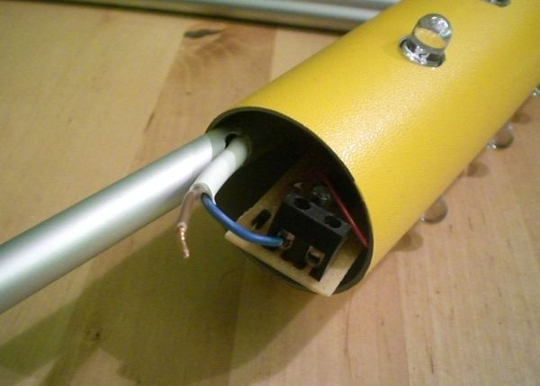 Die Spannungsversorgung durch das 10mm Alu-Rohr