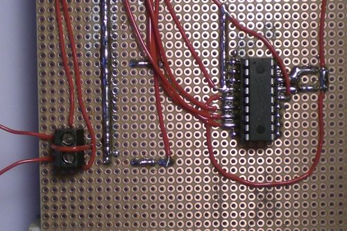 Der Controller und die Stromversorgungsklemme