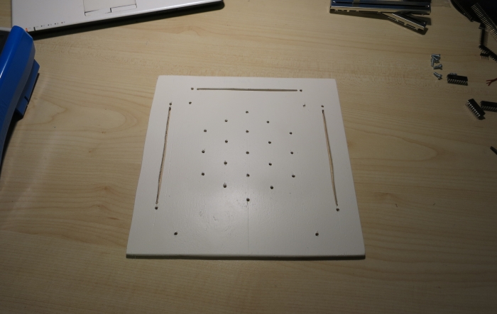 Fertig gebohrtes und lackiertes Brett