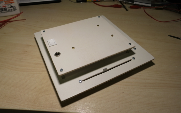 Elektronik-Brett und LED-Brett miteinander verschraubt