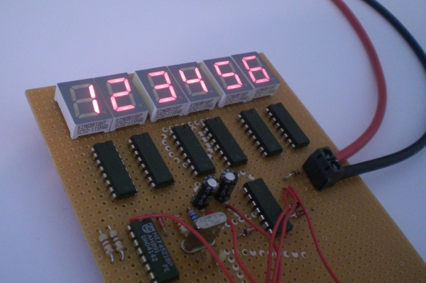 Die fertige Digitaluhr im Betrieb