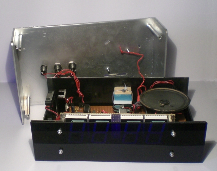 Der Wecker mit geöffnetem Deckel