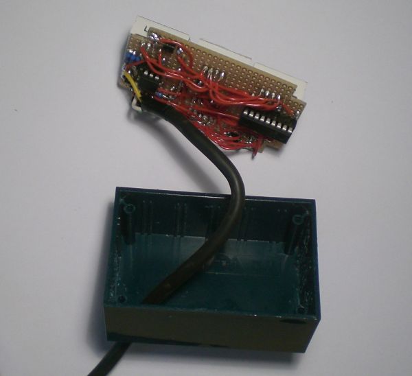 Die Platine und das Gehäuse der Zeitschaltuhr