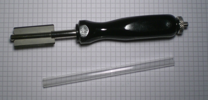 Das Glasrohr und das Glasschneidemesser