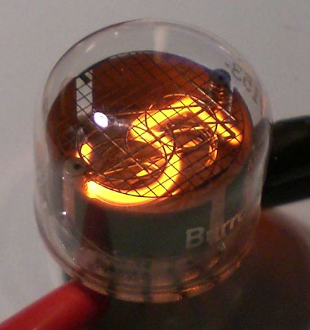 Das Leuchtbild der 7153 von der Seite