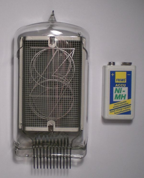 Die F9020AA im Größenvergleich