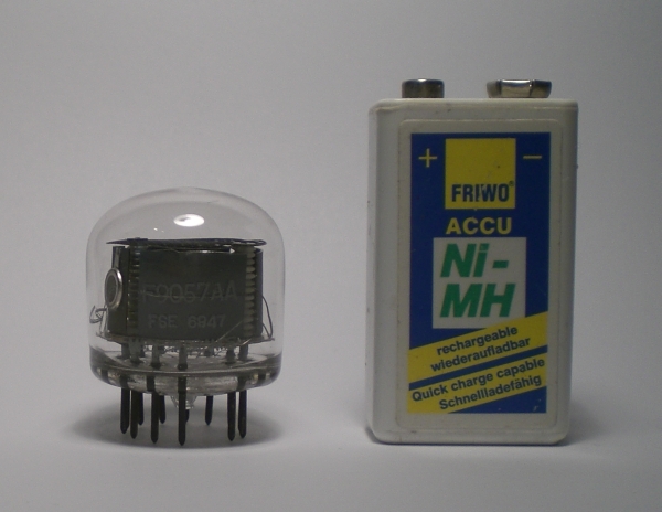 Die F9057AA im Größenvergleich