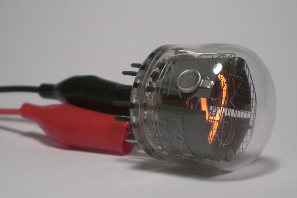 Das Leuchtbild der F9057AA von der Seite