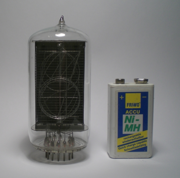 Die F9090AA im Größenvergleich