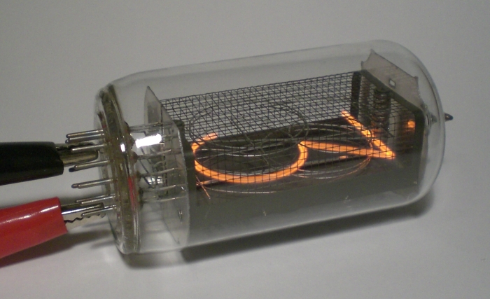 Das Leuchtbild der F9090AA von der Seite