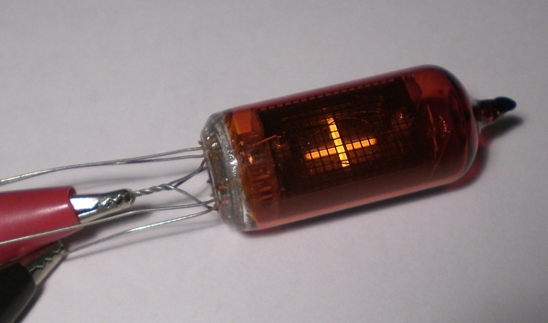 Das Leuchtbild der F9092A von der Seite