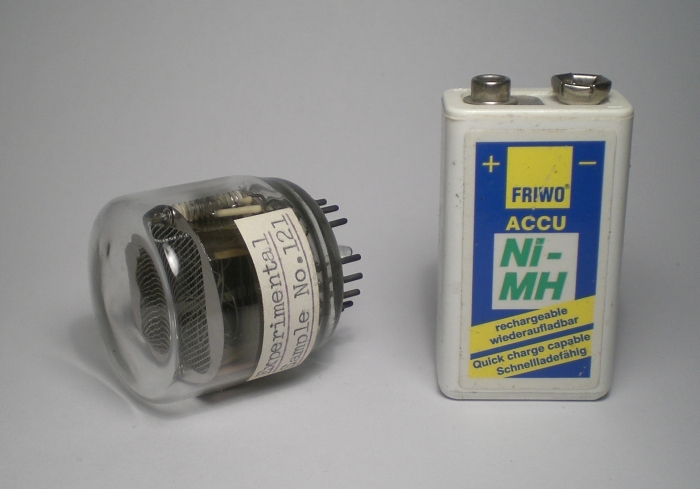 Das Experimental Sample No.121 im Größenvergleich