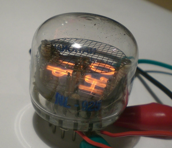 Das Leuchtbild der NL-925 von der Seite