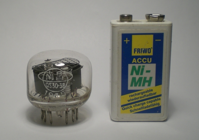 Die QS30-3B im Größenvergleich