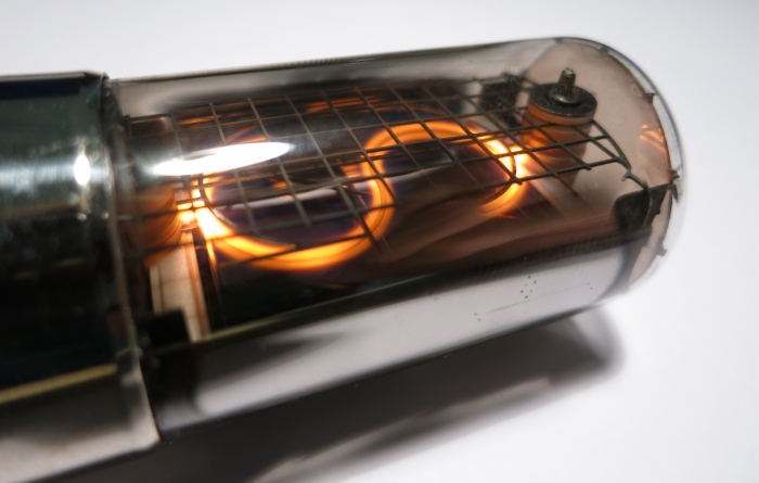 Das Leuchtbild der R107 von der Seite