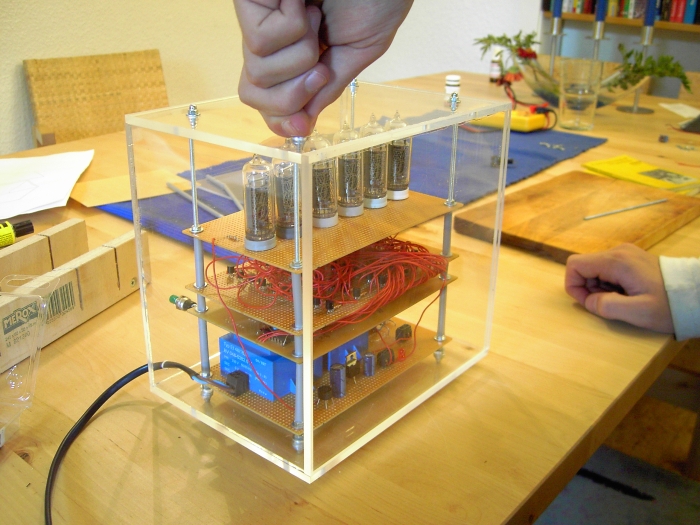 Das Festdrehen der letzten Schraube