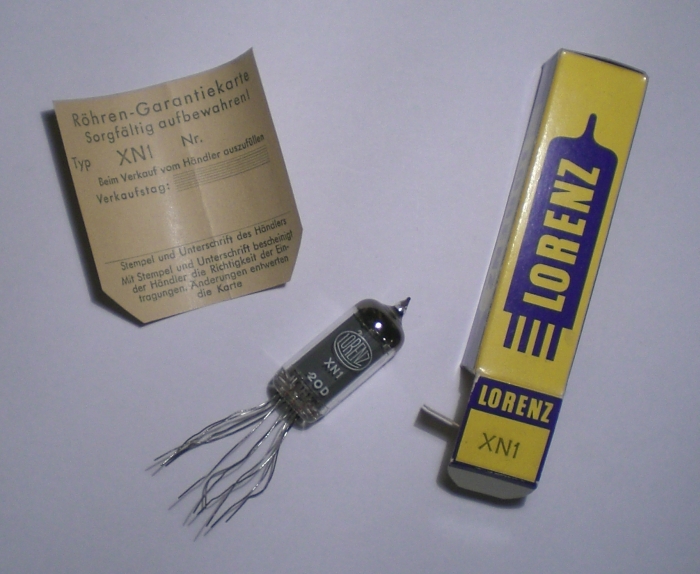 Die XN-1, der Garantieschein und ihre Originalverpackung