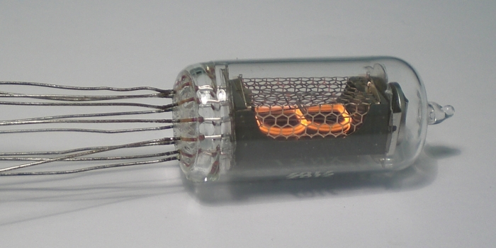 Das Leuchtbild der XN-27 von der Seite