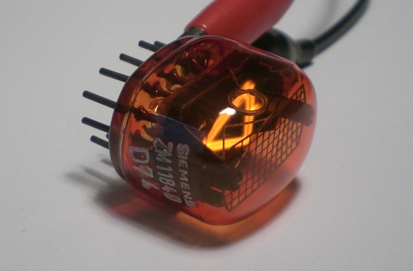 Das Leuchtbild der ZM1184D von der Seite aus