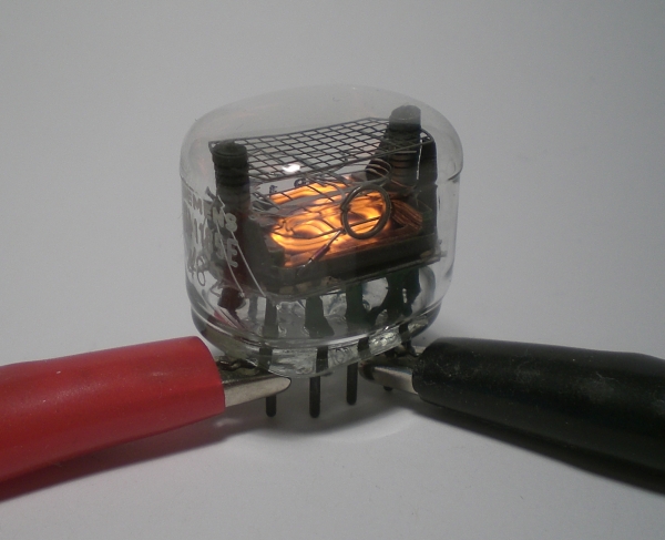 Das Leuchtbild der ZM1185E von der Seite aus