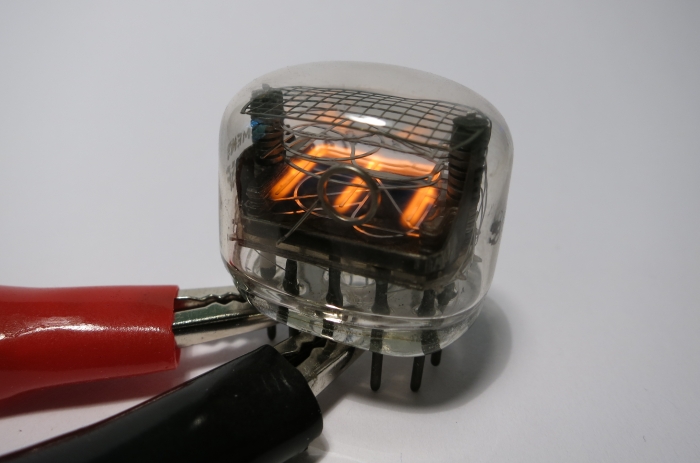 Das Leuchtbild der ZM1185A von der Seite aus